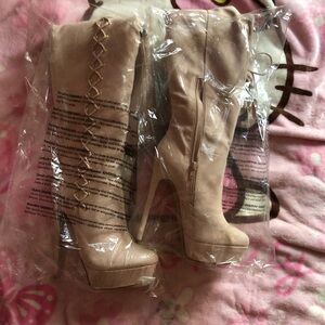 Size US6/UK4/EU36.5
Fabric Used-Textile